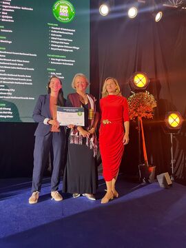 Elise Bouhelier (Turizem Bohinj), Jana Apih (izvršna direktorica Green Destinations) in Jana Vilman (Turizem Bohinj) na podelitvi nagrad v Montpellierju (Francija), foto: Olivier Octobre